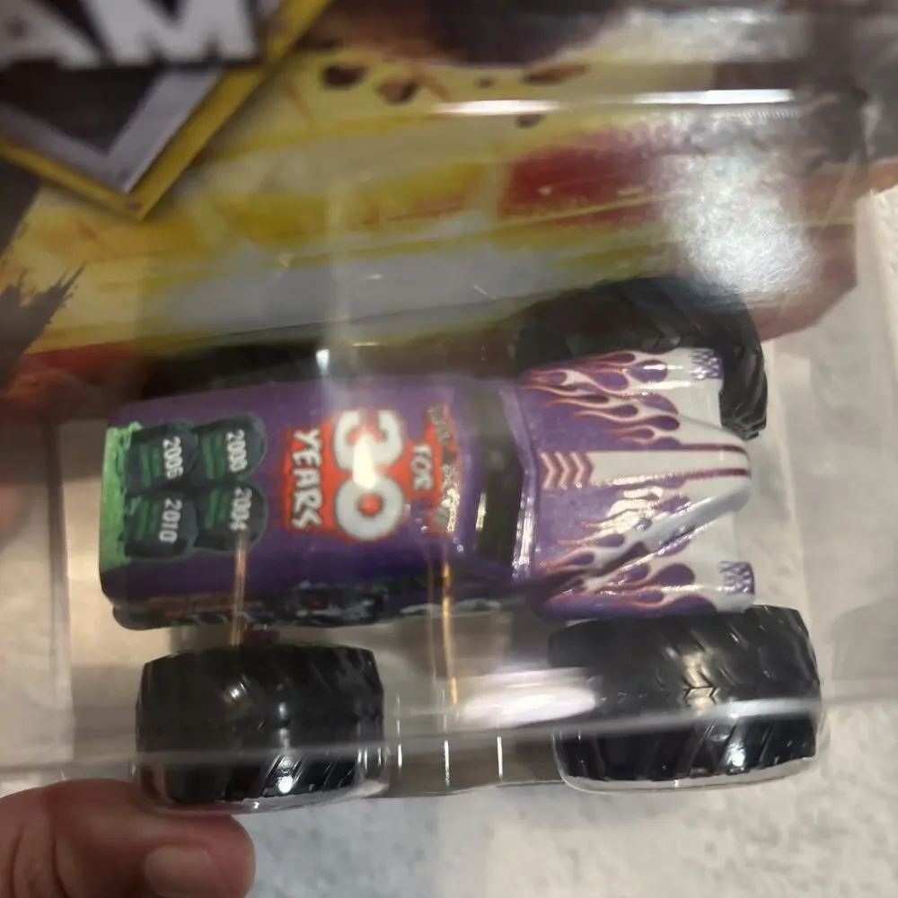 Monster Jam Grave Digger 30th Anniversary Legacy Truck 1:64 Scale Series 01